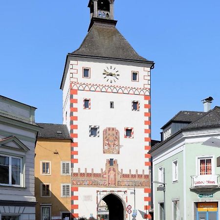 Stadthotel Restaurant Auerhahn Vocklabruck Exterior photo