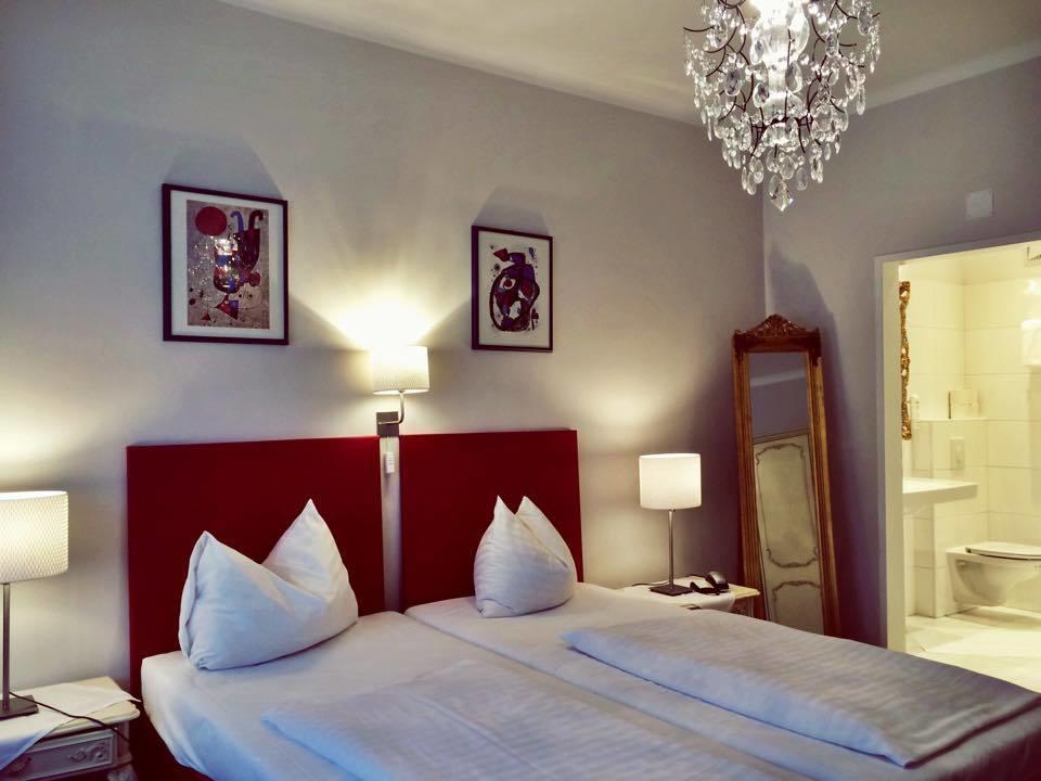 Stadthotel Restaurant Auerhahn Vocklabruck Room photo